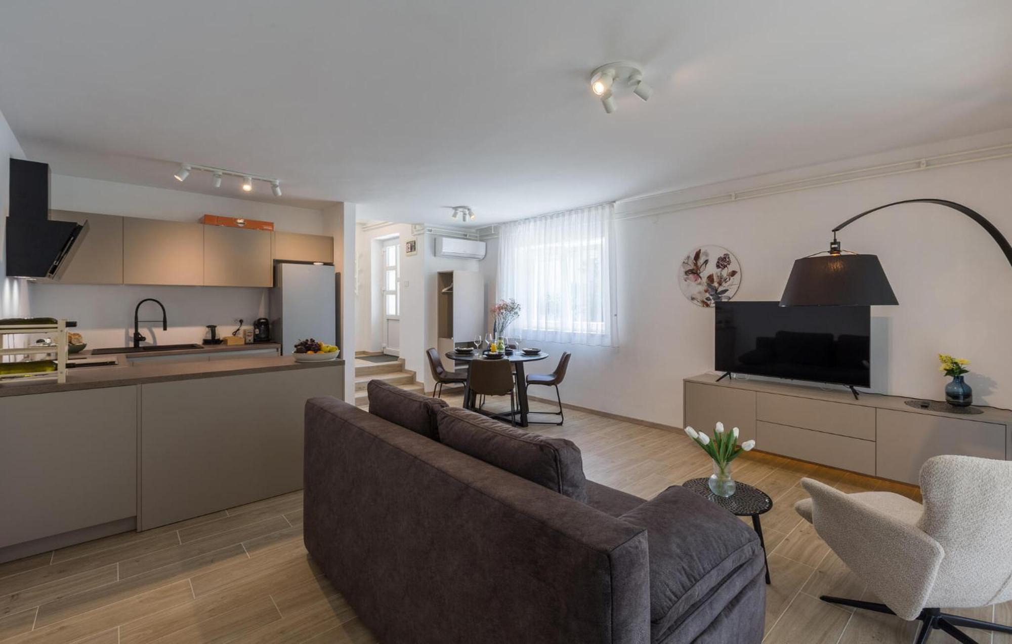 1 Bedroom Beautiful Apartment In โปเรช ภายนอก รูปภาพ